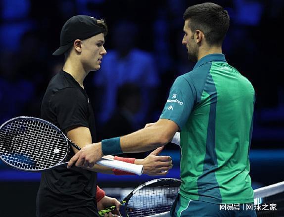 在他缺席的 在他缺席的